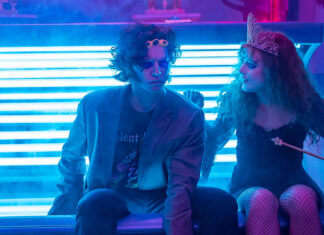 Slečna Frankenstein naváže morbidní románek s mrtvolou. Trailer připomíná Střihorukého Edwarda