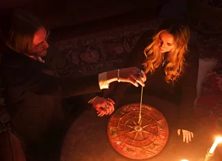 Vyvolávání duchů otevírá bránu peklu. Do Česka přichází skvěle hodnocený horor od legendy žánru