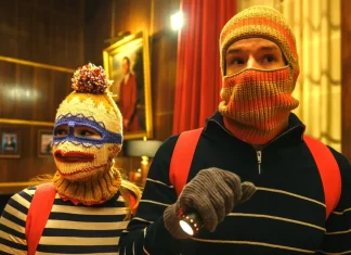 Na Vánoce chystají loupež v obchoďáku. Nová heist komedie z Netflixu je nečekaným hitem