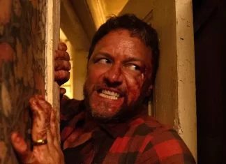 Víkend u známých se změní v boj o život. Netflix ovládl psycho thriller se šíleným McAvoyem